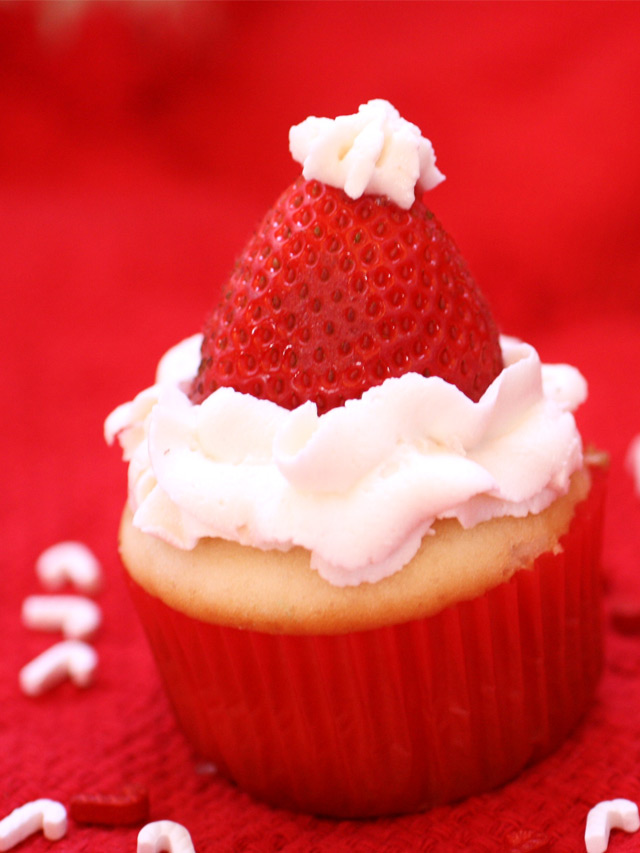 strawberry chrismast cup cake